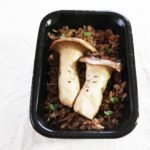 菌断の恋路…鈴木春信の「雪中相合傘」をモチーフに寄り添うエリンギが艶かしい弁当