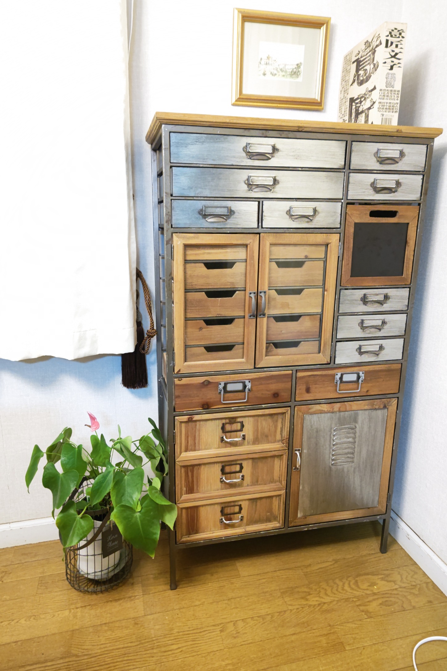 KAREのアートファクトリー キャビネット。届いてすぐに魔窟化